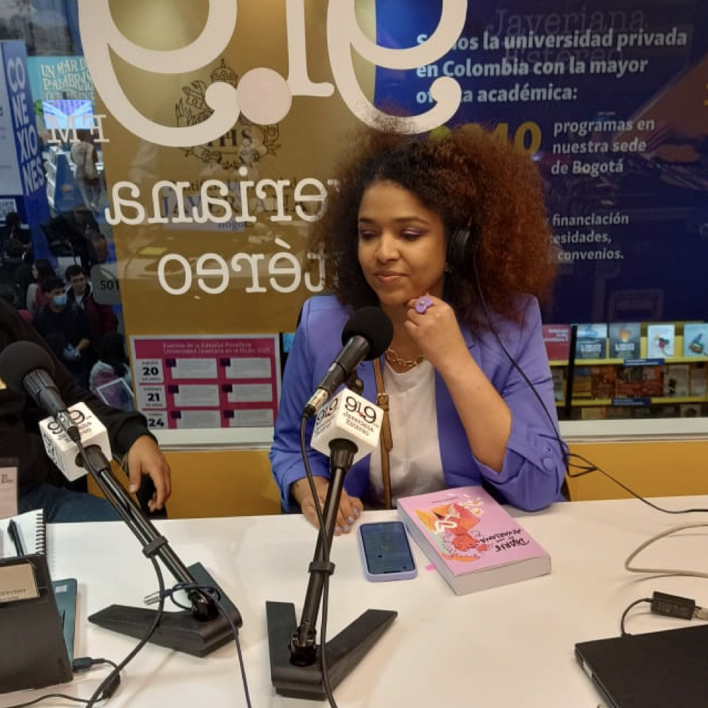 Deniris Daza, autora de Diario de una acuariana durante la gira de medios.